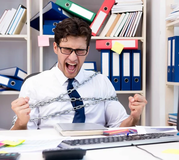 Angestellter mit Kette an Schreibtisch gefesselt — Stockfoto