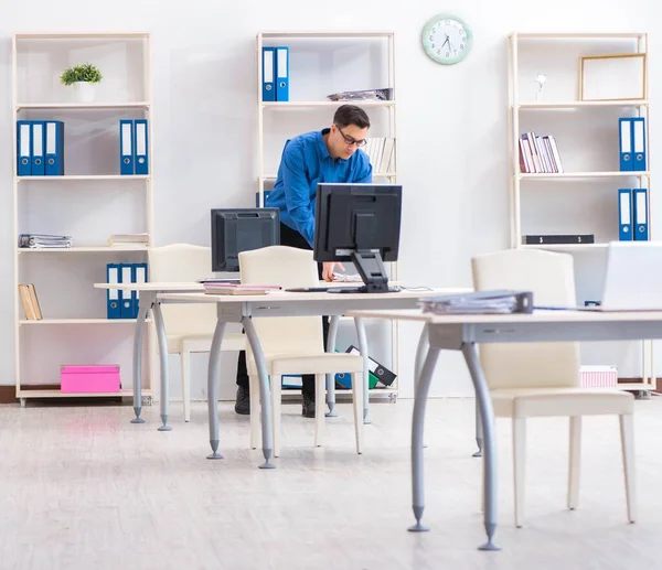 Handsome businessman employee sitting at his desk in office — Stock Photo, Image