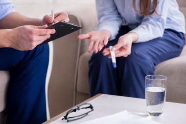 Hasta psikologla plansız hamileliği tartışıyor.