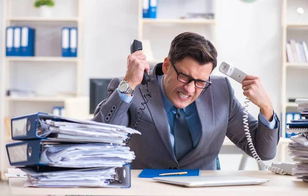 Verzweifelt trauriger Mitarbeiter müde am Schreibtisch im Call Center — Stockfoto