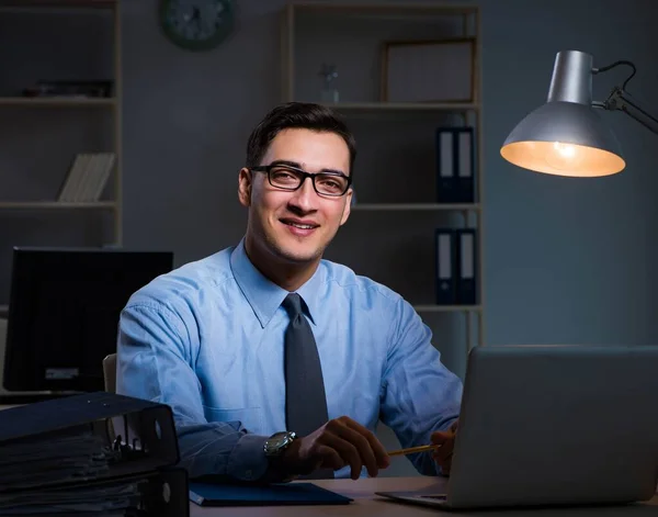 Empresario trabajando hasta tarde por la noche en turno de horas extras — Foto de Stock