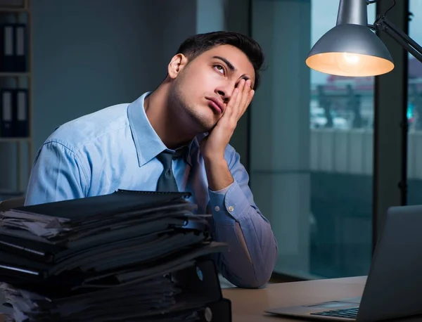 Werknemer 's avonds laat aan het werk bij belangrijk rapport — Stockfoto