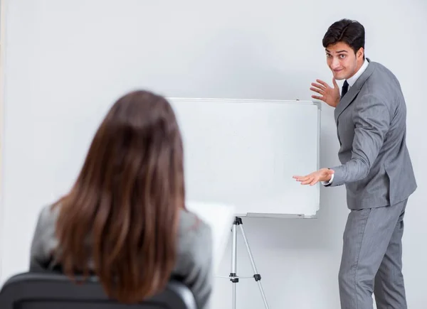 Zakelijke presentatie in het kantoor met man en vrouw — Stockfoto