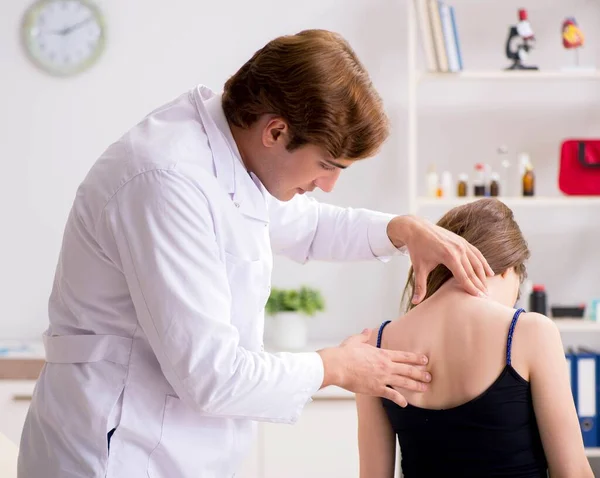 Female patient visiting young handsome doctor chiropractor — Stock Photo, Image
