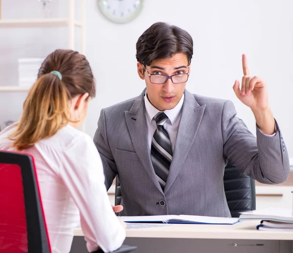 Uomo e donna discutono in ufficio — Foto Stock