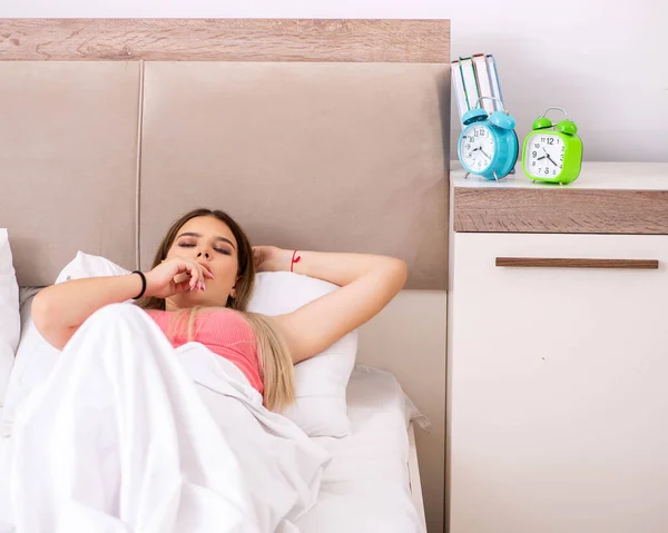 Jeune femme se réveillant le matin au lit — Photo