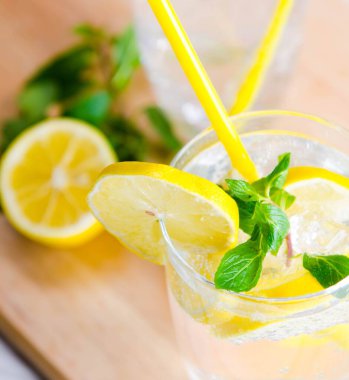 Bir bardak limonlu mojito ve saman içmek.