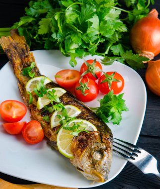 Kızarmış balık tabakta servis edilir.