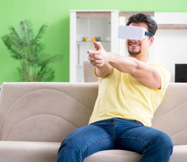 Sanal gerçeklik gözlüklü genç adam.