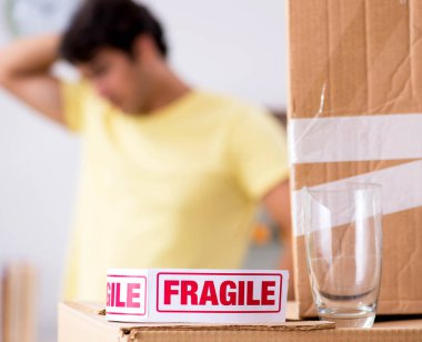 Adam evi taşıyor ve kırılgan eşyalarla taşınıyor.