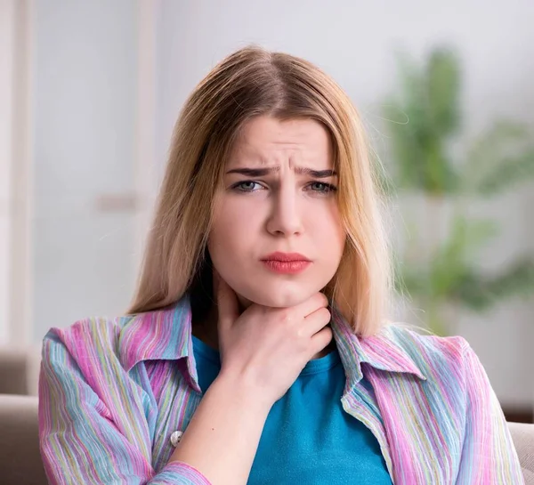 Mujer joven sufriendo de dolor de garganta dolor — Foto de Stock