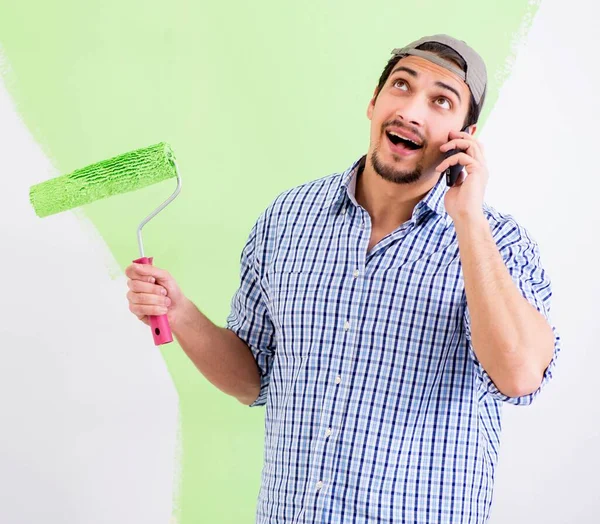 Joven pintor haciendo renovación en casa — Foto de Stock