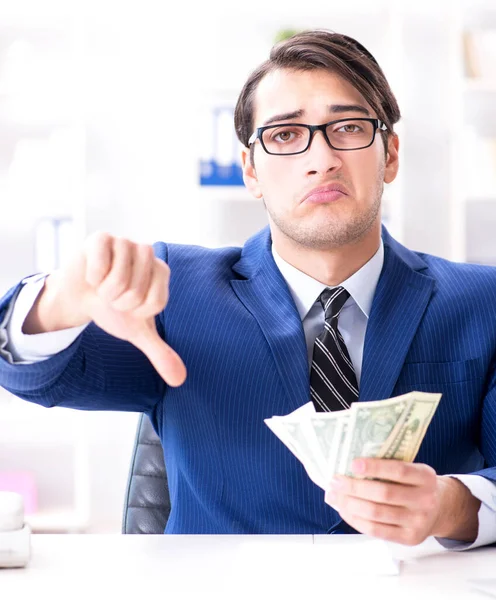 Empresario recibiendo su salario y bonificación — Foto de Stock