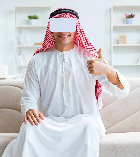 Arab man with virtual reality glasses — Stock Photo, Image