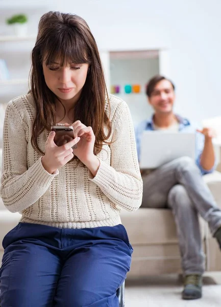 Paar betrügt sich zu Hause gegenseitig — Stockfoto