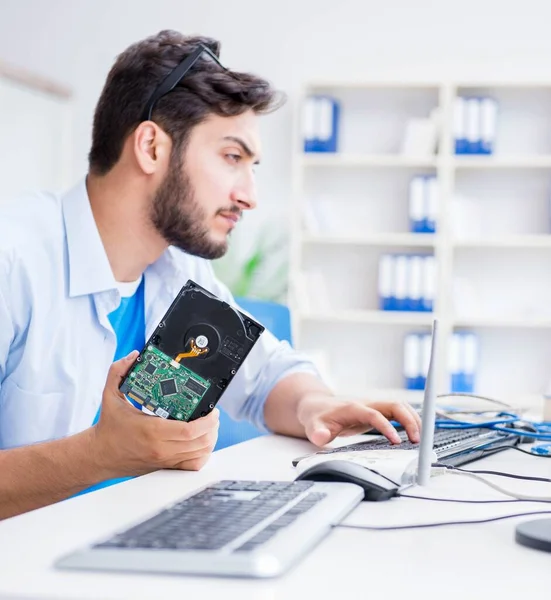 Technicien avec disque dur cassé — Photo