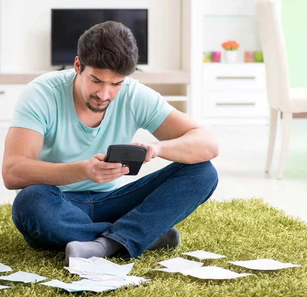 Joven luchando con las finanzas personales y facturas —  Fotos de Stock