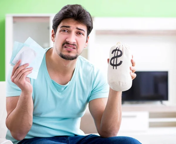 Junger Mann kämpft mit persönlichen Finanzen und Rechnungen — Stockfoto