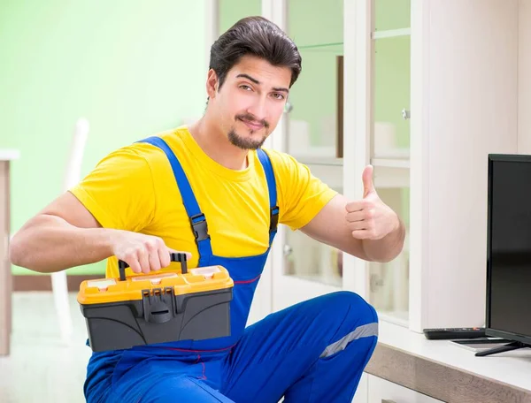 Hombre servicio profesional reparación de tv en casa —  Fotos de Stock