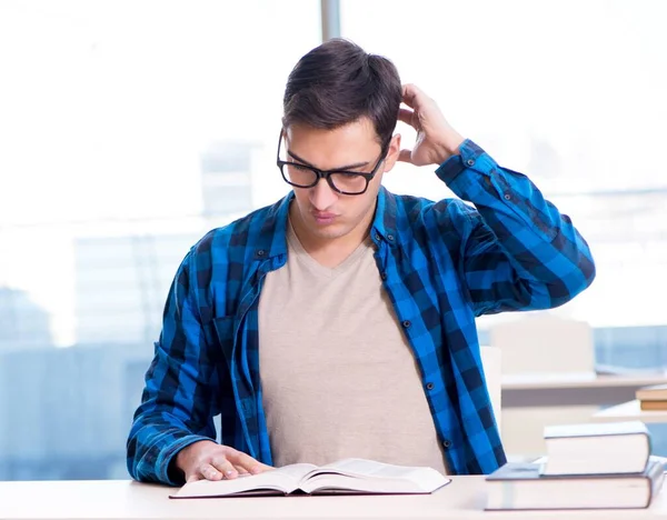 Studerande studerar i det tomma biblioteket med bok förbereder sig för ex — Stockfoto