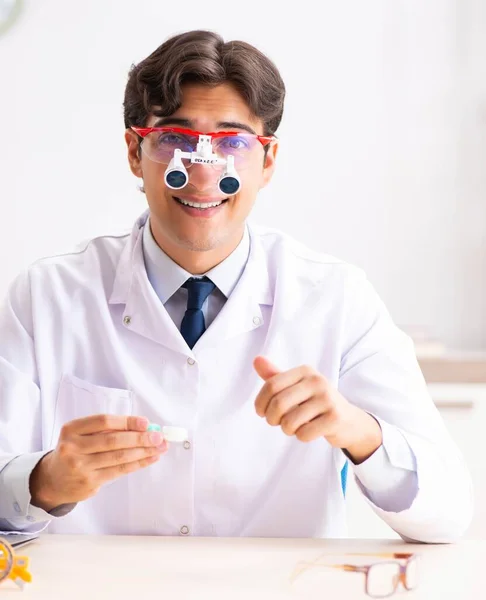 Jeune beau médecin oculiste travaillant à la clinique — Photo