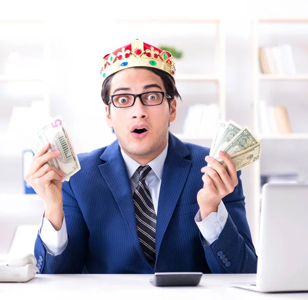 Businessman king with money in the office — Stock Photo, Image