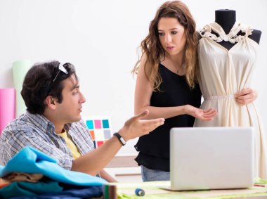 Atölyesinde çalışan genç terzi.