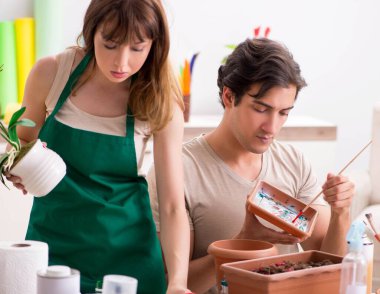 Ders sırasında atölyede birkaç süsleme tenceresi