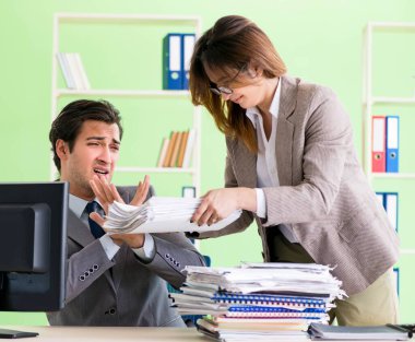 Erkek çalışan aşırı çalışmadan muzdarip.