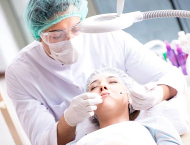 Estetik ameliyat için doktoru ziyaret eden kadın.