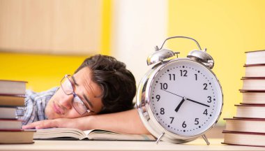 Sınava hazırlanan öğrenci mutfakta oturuyor.