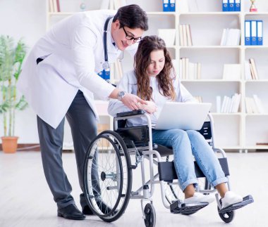 Tekerlekli sandalyedeki hasta düzenli kontrol için doktoru ziyaret ediyor.