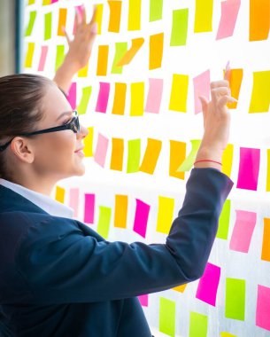 Çelişkili öncelikleri olan güzel bayan çalışan.