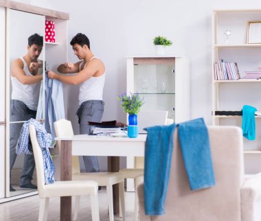 İş adamı gece geç saatte uyuyakaldığı için ofise geç kaldı.