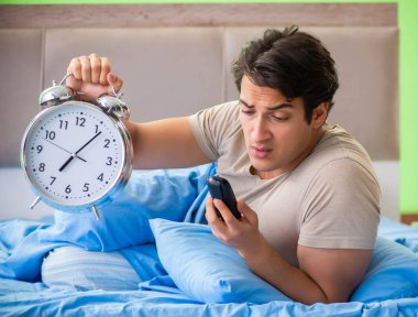 Uykusuzluk çeken bir adam.