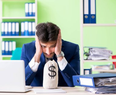 İşadamı ofiste aşırı çalışmaktan memnun değil.