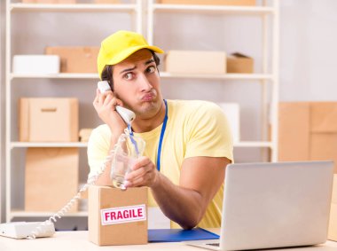 Kutu taşıma servisinde çalışan yakışıklı bir müteahhit.