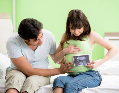 Genç aile hamileliği öğreniyor.