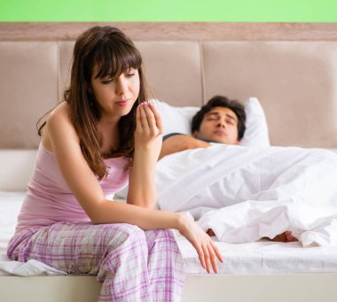 Çatışmadan sonra kadın ve erkek yatak odasında.