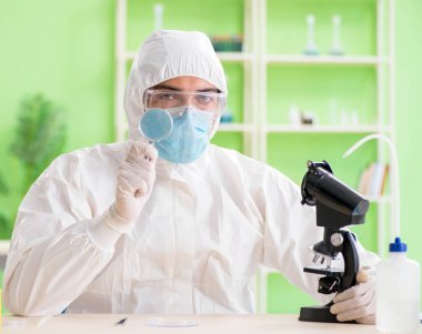 Laboratuvarda yeni bir deney üzerinde çalışan kimyager.