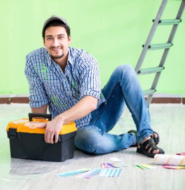 Genç adam evini yeniliyor.