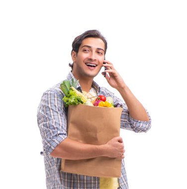 Bakkal alışverişi yapan genç bir adam.