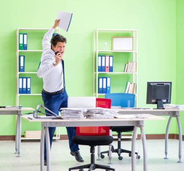 Hüsrana uğramış iş adamı aşırı çalışmadan dolayı stresli