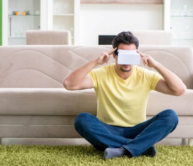 Sanal gerçeklik gözlüklü genç adam.