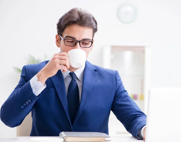 Giovane bell'uomo d'affari che beve caffè in ufficio — Foto Stock