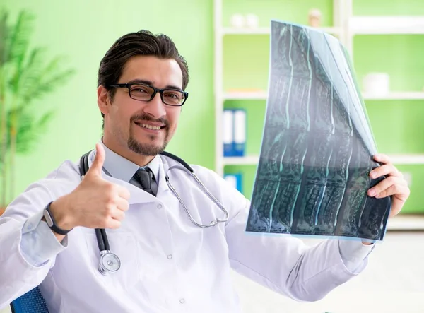 Radiólogo médico examinando la radiografía en el hospital — Foto de Stock