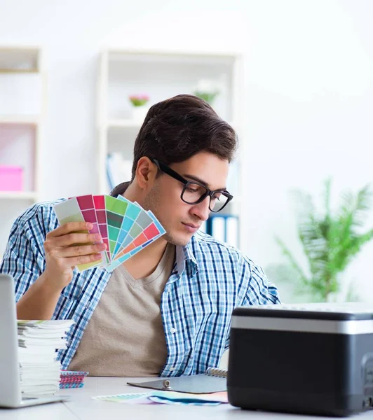 Joven diseñador eligiendo colores para un nuevo proyecto —  Fotos de Stock