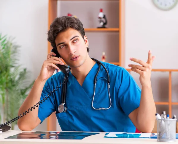 Joven médico radiólogo guapo que trabaja en la clínica — Foto de Stock