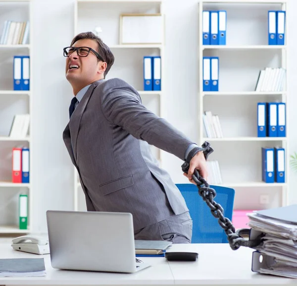 Impegnato dipendente incatenato alla sua scrivania ufficio — Foto Stock