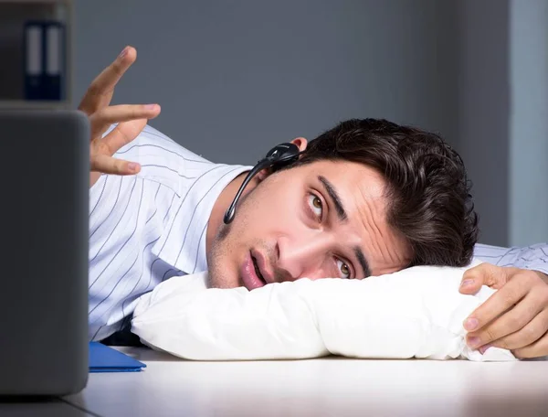 Operador de asistencia cansado y agotado durante el turno de noche — Foto de Stock